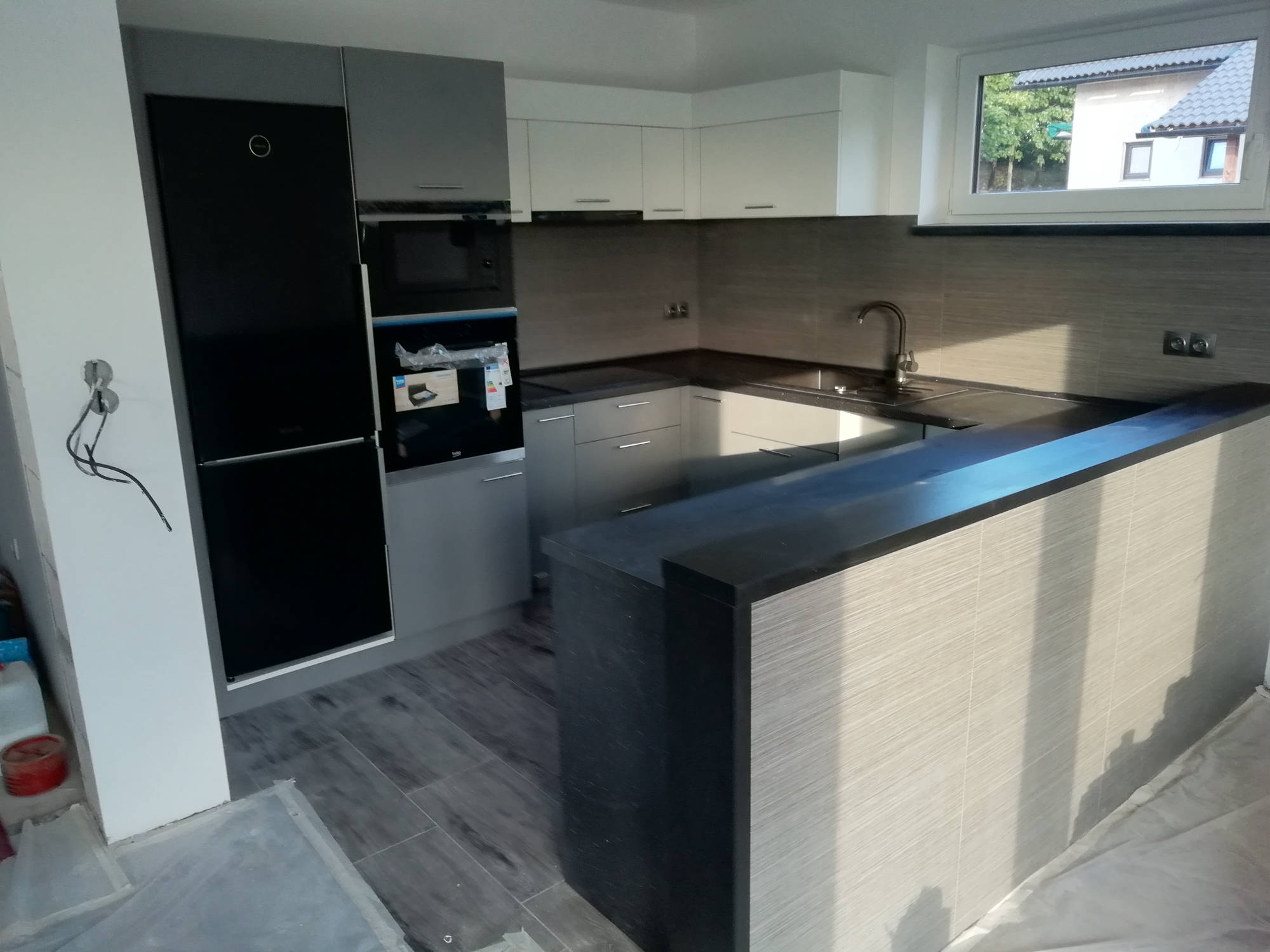 Tmavá kuchyň s barem pohled z dálky