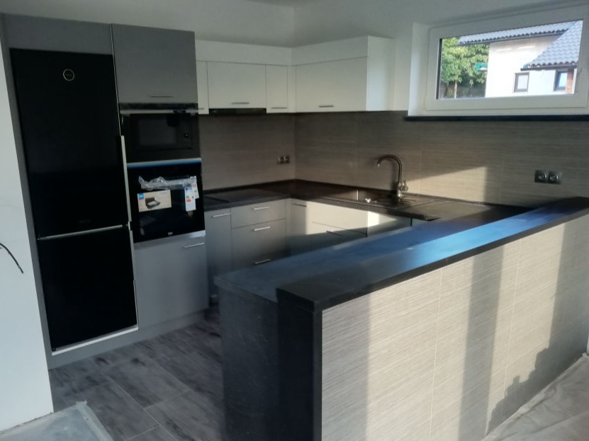 Tmavá kuchyň s barem