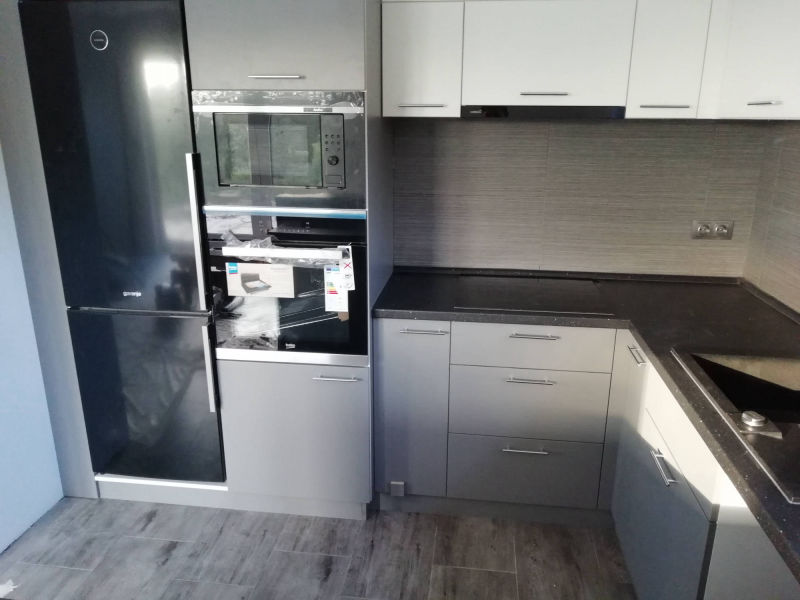 Tmavá kuchyň s barem čelní pohled