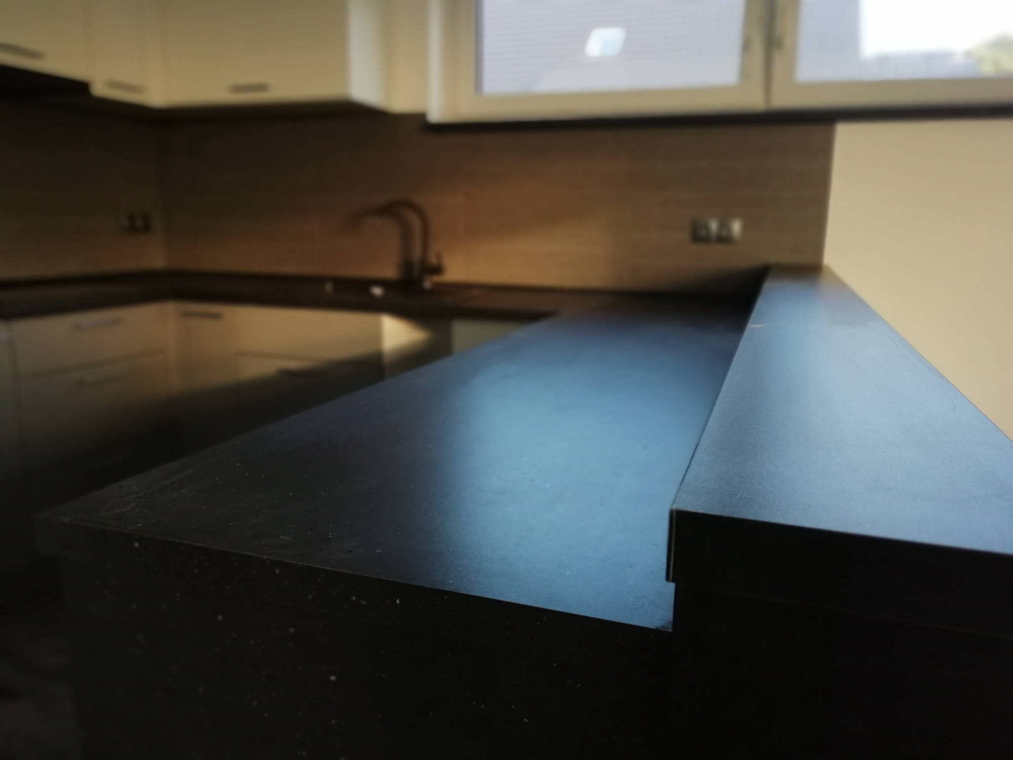 Tmavá kuchyň s barem detail linky