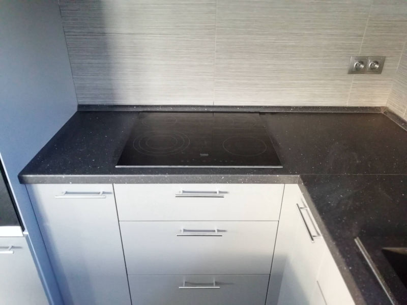 Tmavá kuchyň s barem detail indukční desky