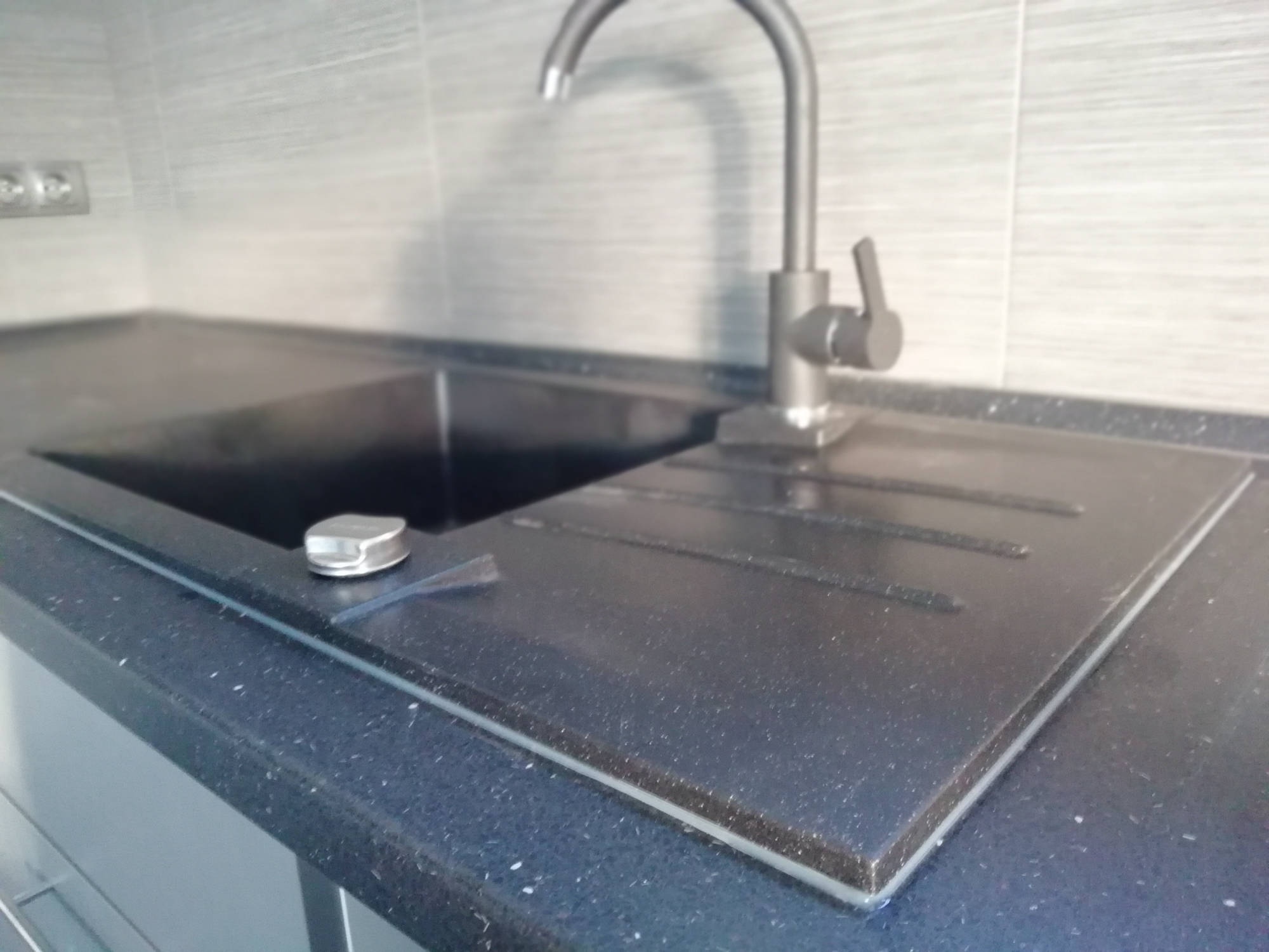 Tmavá kuchyň s barem detail dřezu