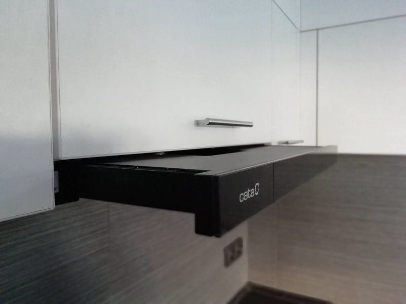 Tmavá kuchyň s barem vrchní police