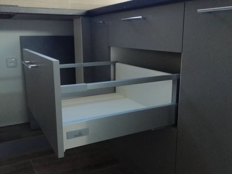 Tmavá kuchyň s barem detail zásuvky