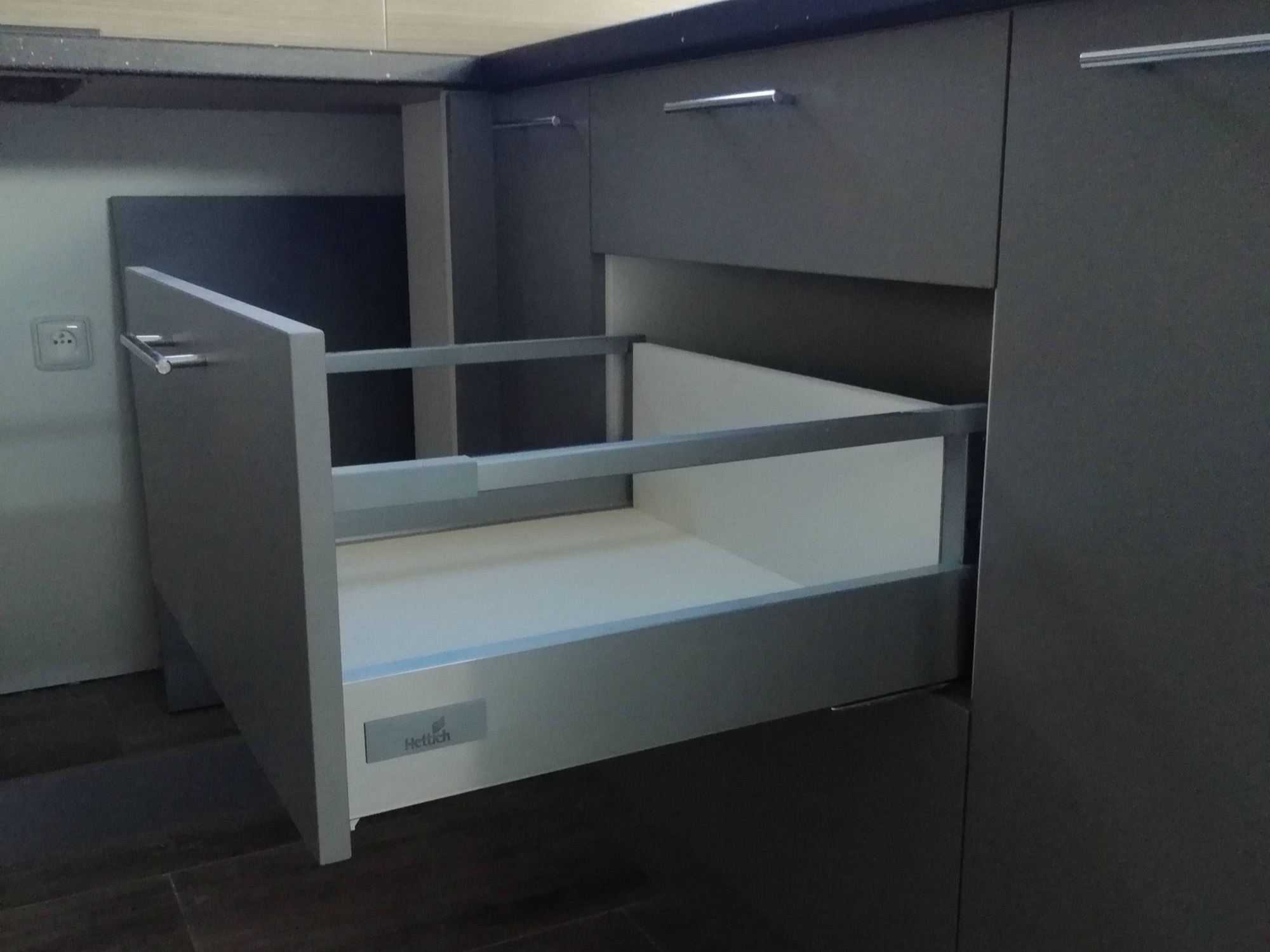 Tmavá kuchyň s barem detail zásuvky