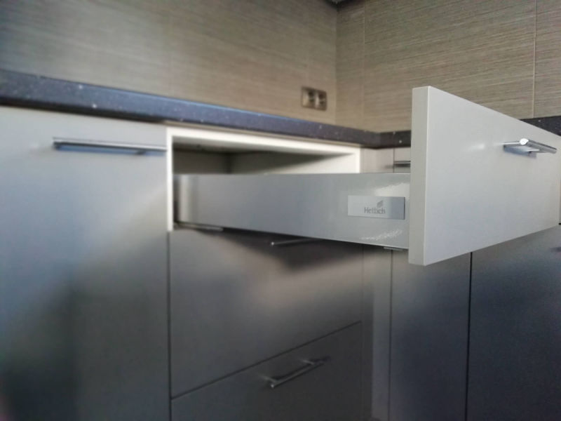 Tmavá kuchyň s barem detail příborníku