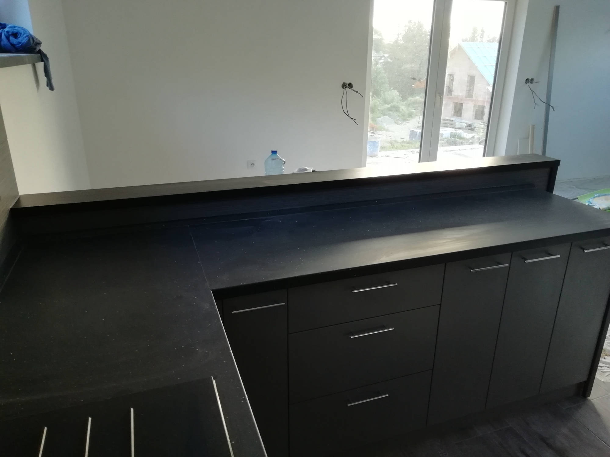 Tmavá kuchyň s barem pohled na bar