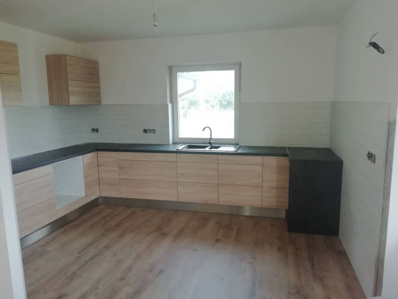 Rohová světlá kuchyň pohled z rohu