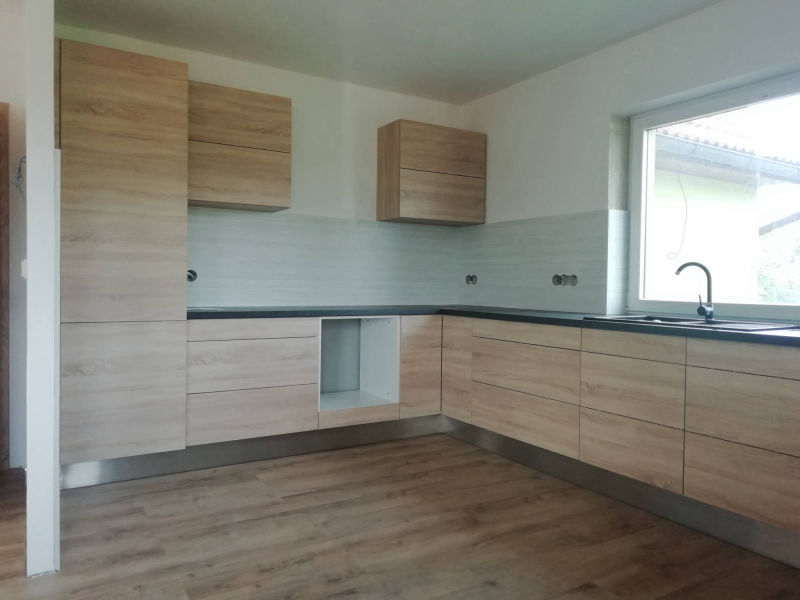 Rohová světlá kuchyň pohled z dálky