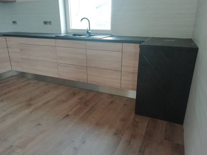 Rohová světlá kuchyň detail pravé strany