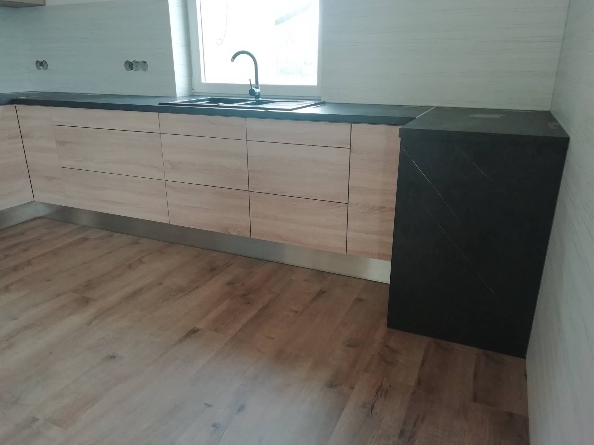 Rohová světlá kuchyň detail pravé strany