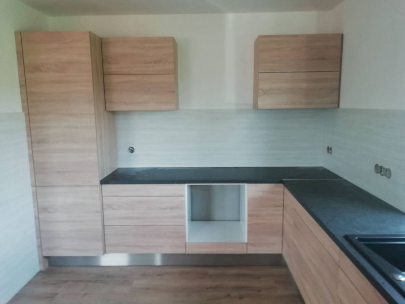 Rohová světlá kuchyň pohled z čela