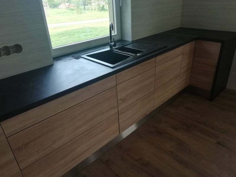 Rohová světlá kuchyň detail dřezu