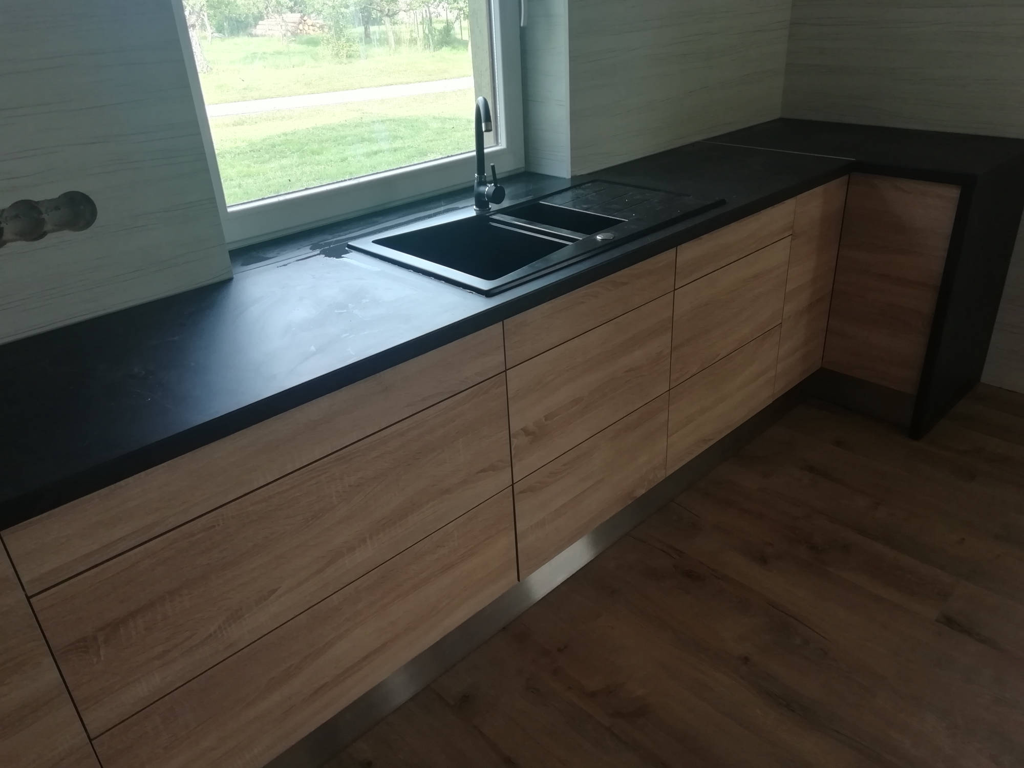 Rohová světlá kuchyň detail dřezu