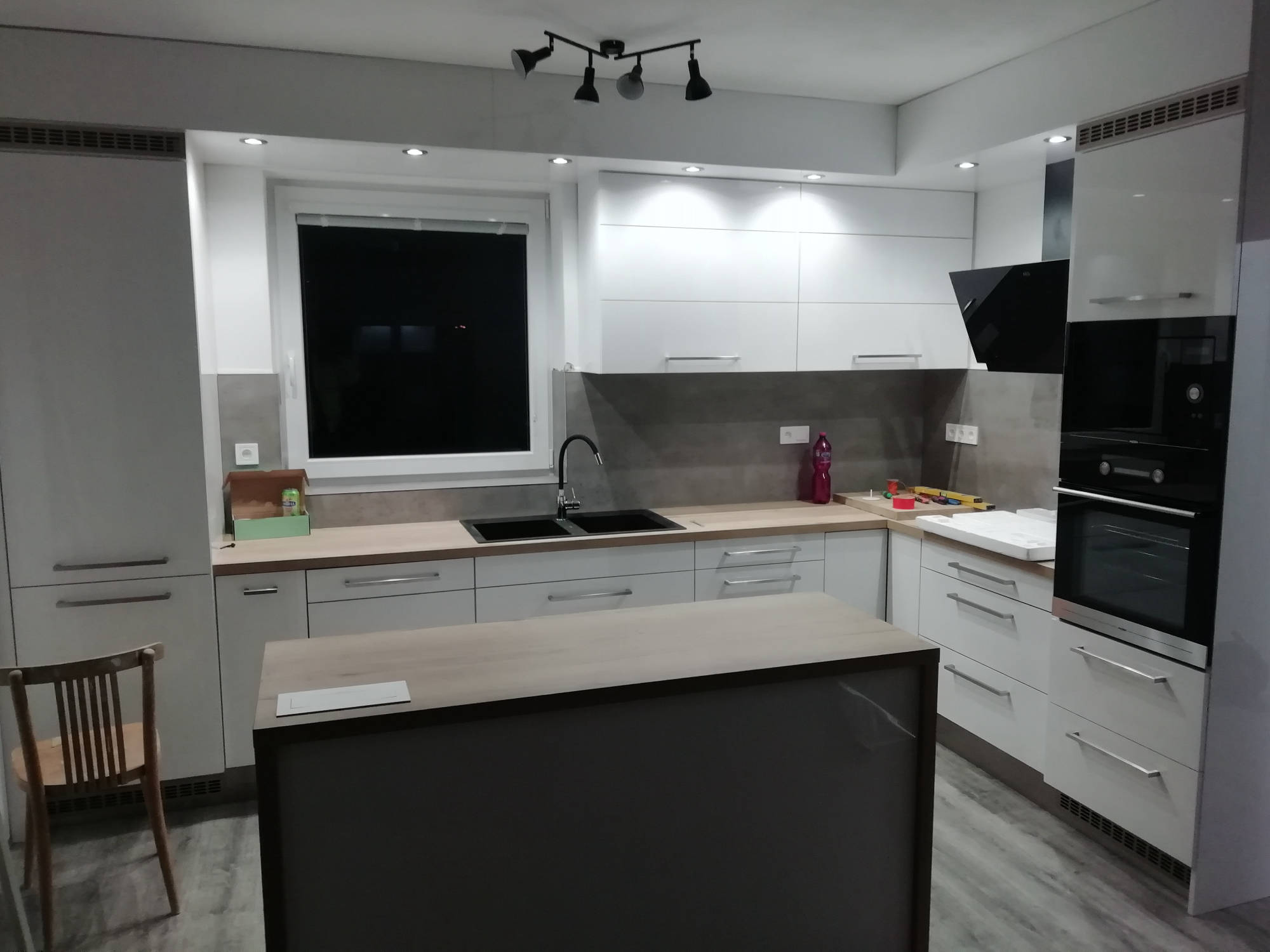 Bílá kuchyň s ostrůvkem po realizaci