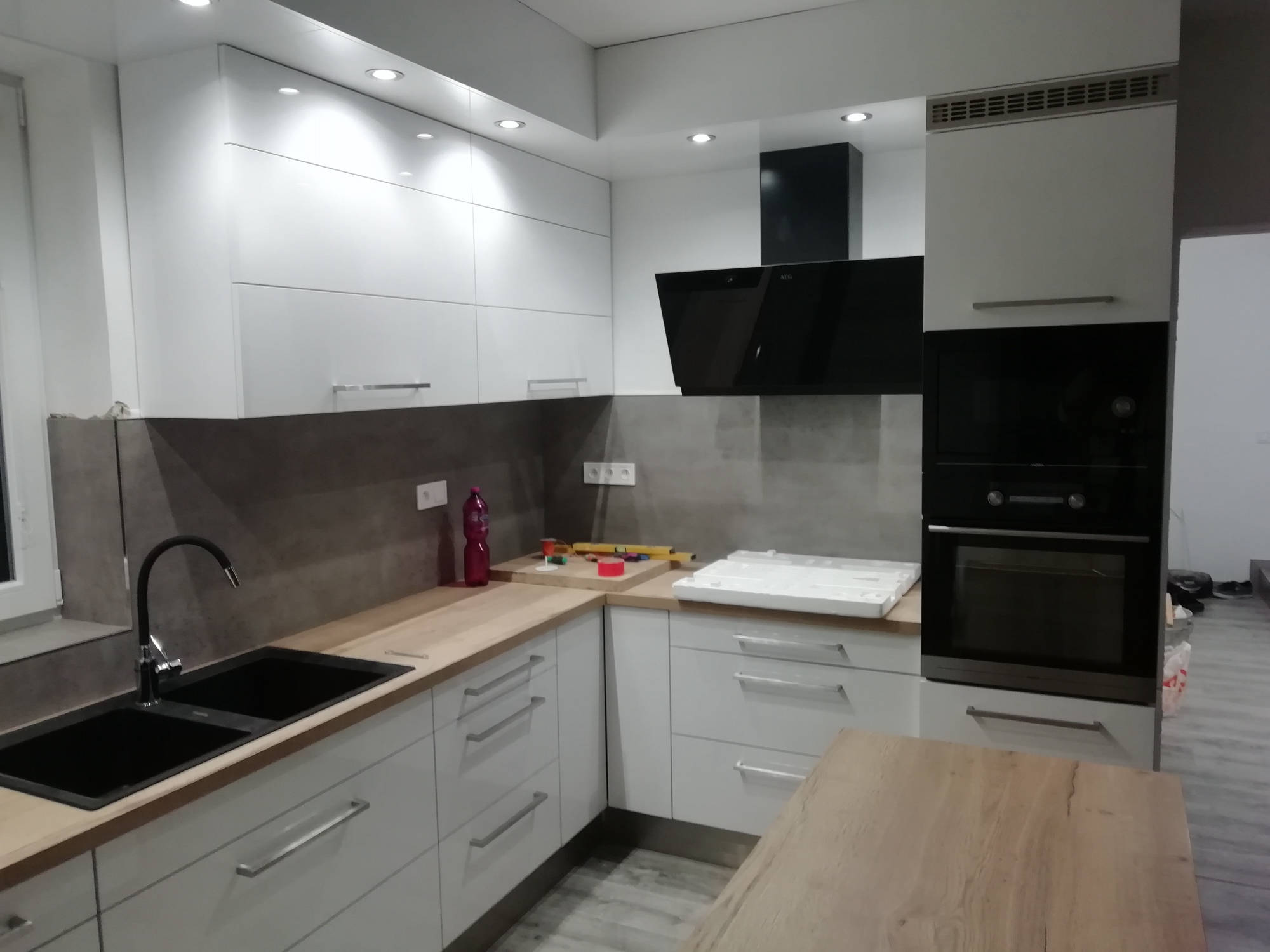 Bílá kuchyň s ostrůvkem z boku