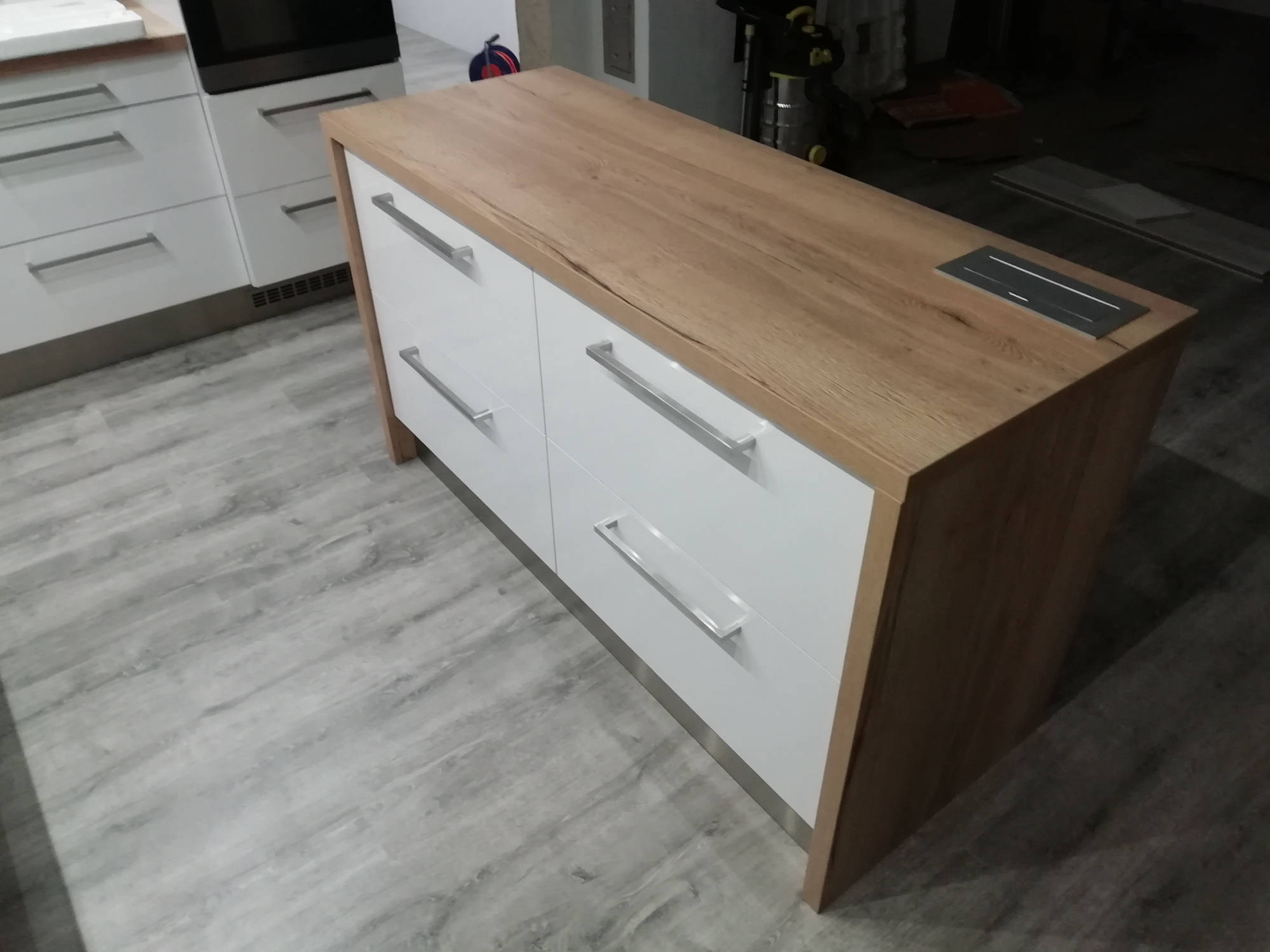 Bílá kuchyň s ostrůvkem detail ostrůvku