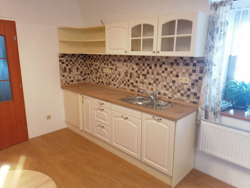 Rustikální kuchyň linka s dřezem