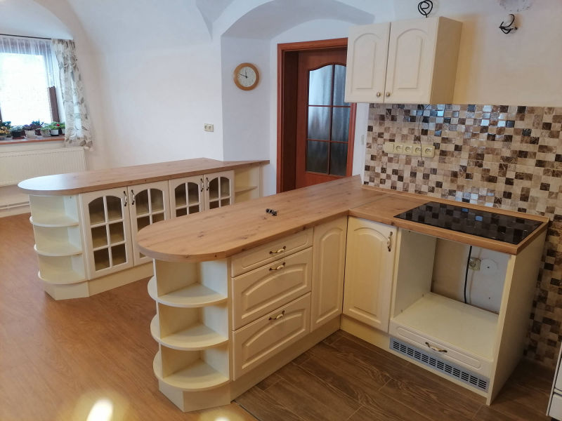 Rustikální kuchyň pohled na bary zprava