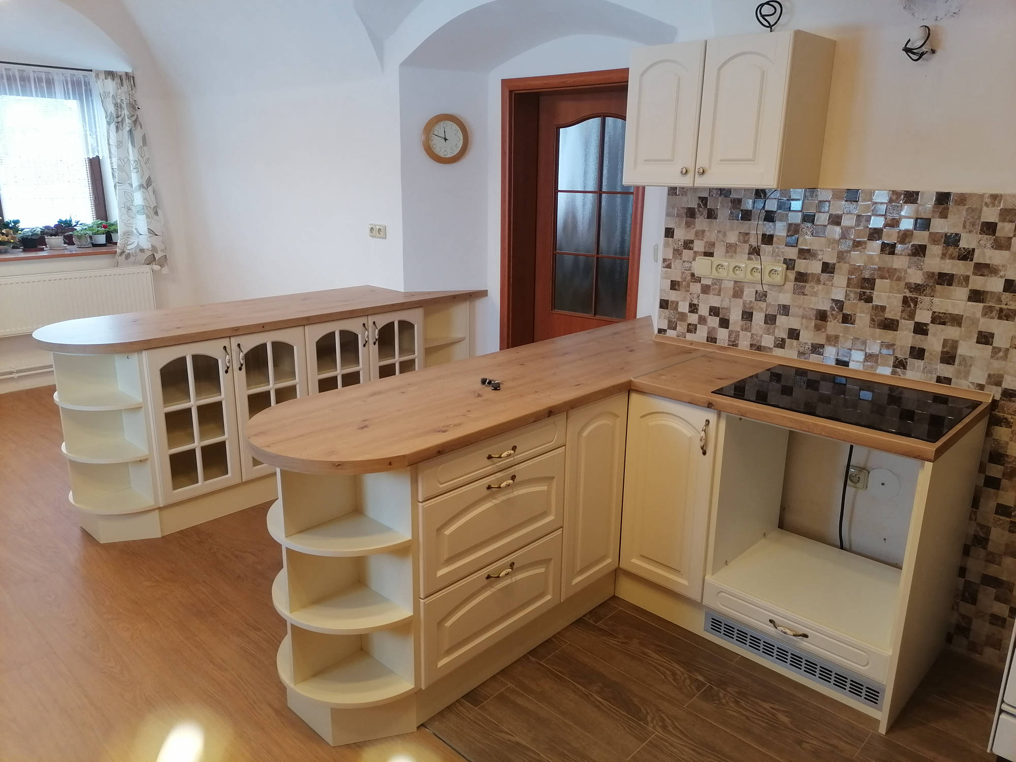 Rustikální kuchyň pohled na bary zprava