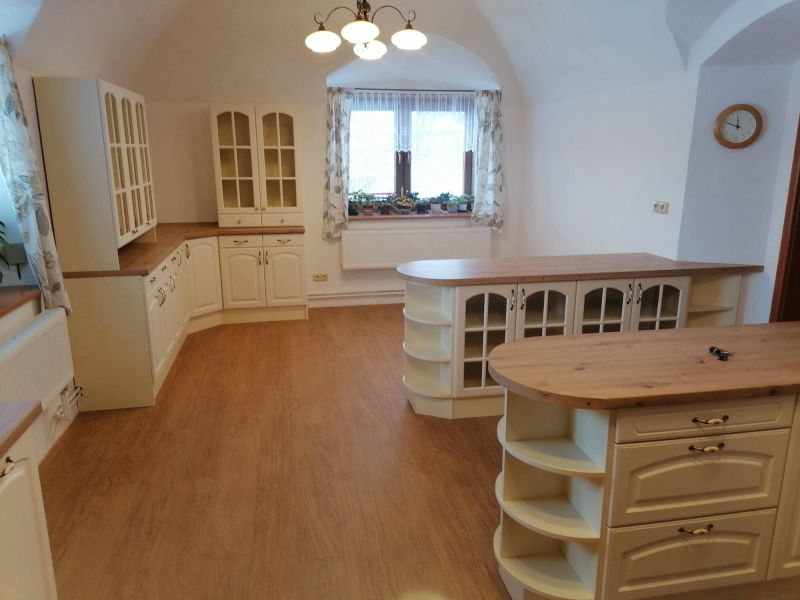 Rustikální kuchyň pohled do místnosti