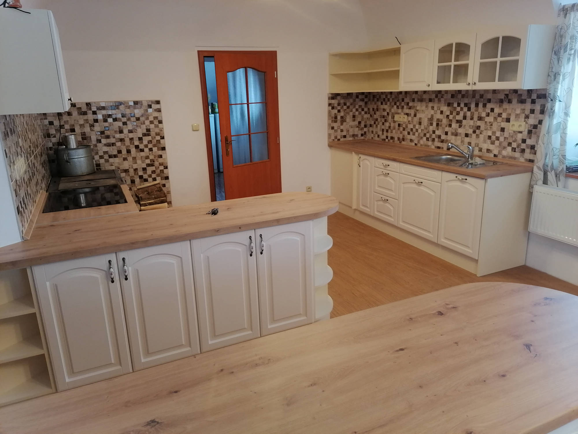 Rustikální kuchyň pohled na bary zleva