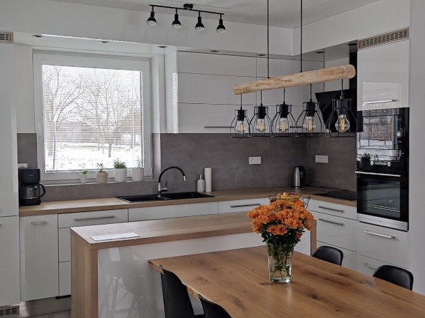 Bílá kuchyň s ostrůvkem